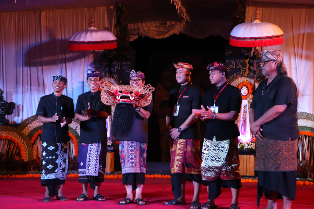 Sekda Adi Arnawa Buka Lomba Bapang Barong dan Mekendang Tunggal di Desa Mambal, Ajak Para Yowana Untuk Melestarikan Seni dan Budaya